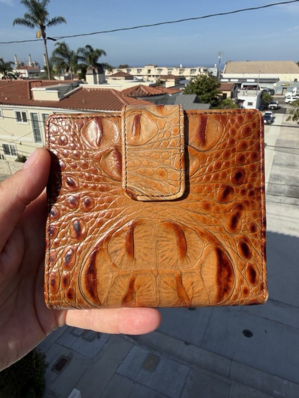 BRAHMIN bi-fold croc-embossed pecan caramel leather kisslock preppy wallet